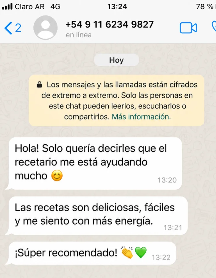 Testimonio de clienta en WhatsApp: el recetario la está ayudando mucho, las recetas son deliciosas y fáciles, y se siente con más energía